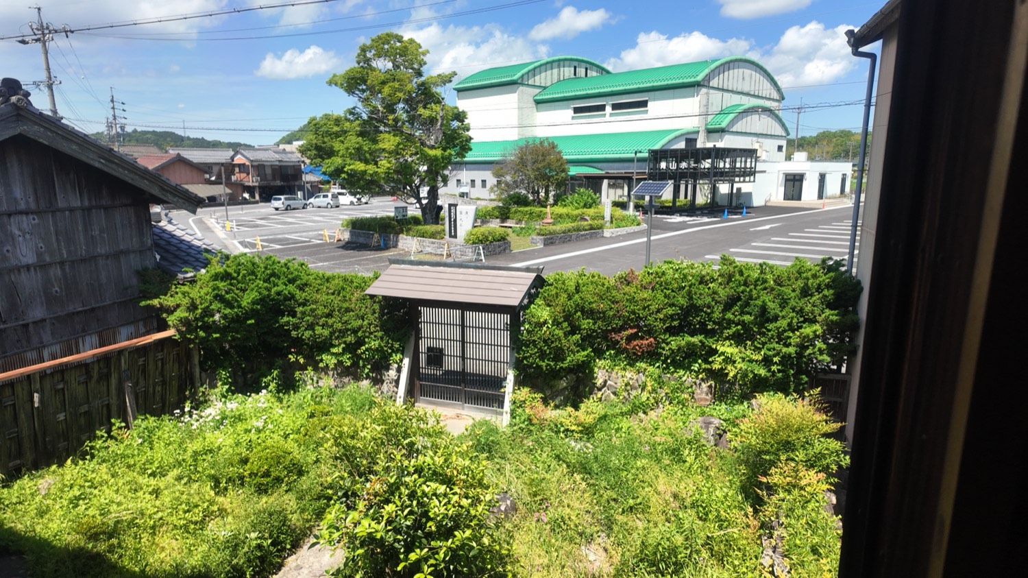 二階の縁側から望む集落と伊賀の山並み。